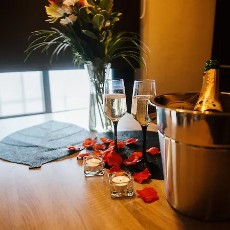 La Suite Romantique avec Jacuzzi au Cœur de Perpignan-3